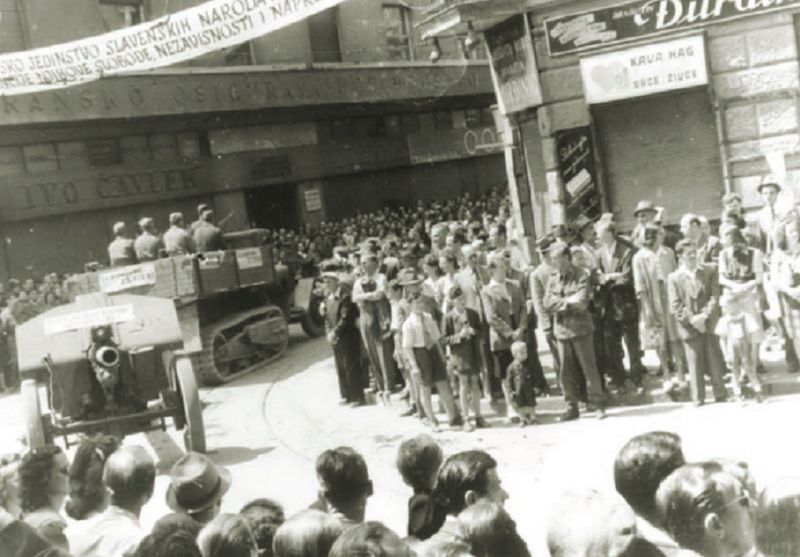 Zagreb, 9. svibnja 1945. godine. Vojna parada partizanskih jedinica na uglu Draškovićeve i Jurišićeve ulice